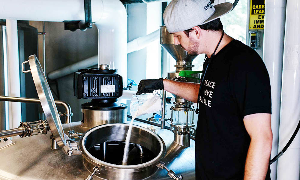 <b>Comment une brasserie nettoie-t-elle l'équipement de bière sans système CIP ?</b>